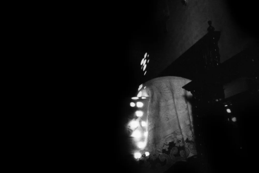 Nicca-Iovinella-Abitarsi-2006-Riflessi-2-foto-in-bianco-e-nero-400-asa-stampa-su-forex-50cmx150cm copia