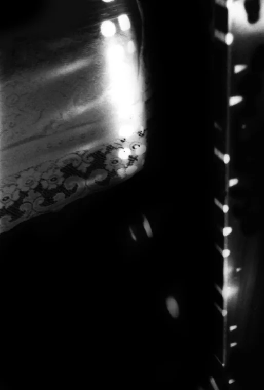 Nicca-Iovinella-Abitarsi-2006_foto-in-bianco-e-nero-400-asa-stampa-su-forex-50cmx150cm copia